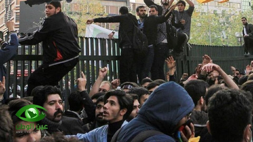 طهران تسجن صبياً 5 أعوام لإنزاله العلم الإيراني