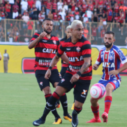 طهران تسجن صبياً 15 عاماً لإنزاله العلم الإيراني