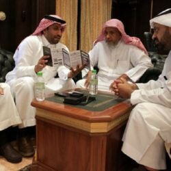 الأفلاج.. بلدية الأحمر تزيل مظاهر التلوث البصري