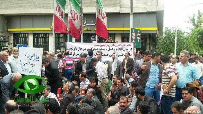 غضب في قلب طهران.. واحتجاجات تصل مكتب روحاني