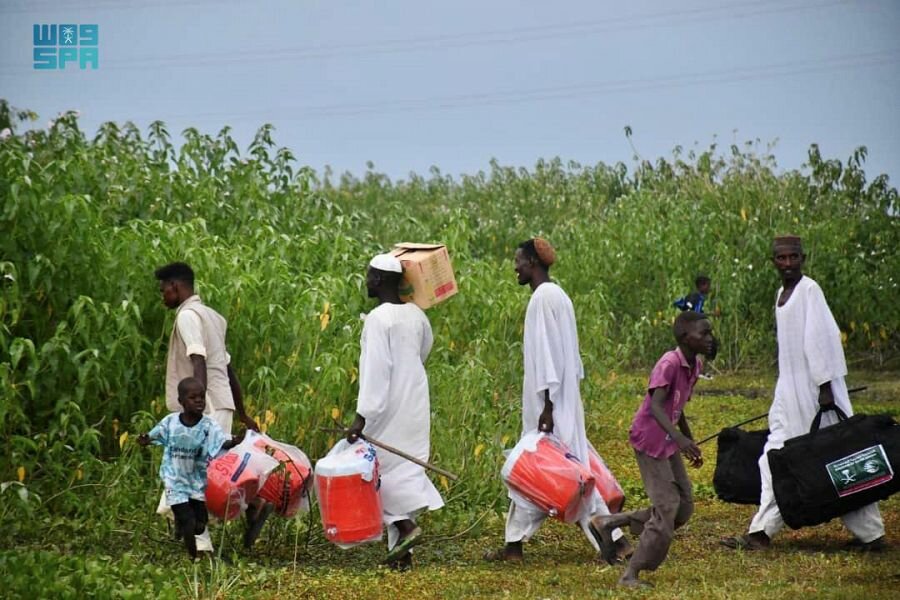 مركز الملك سلمان للإغاثة يوزع مساعدات متنوعة للمتضررين من الفيضانات بولاية نهر النيل السودانية