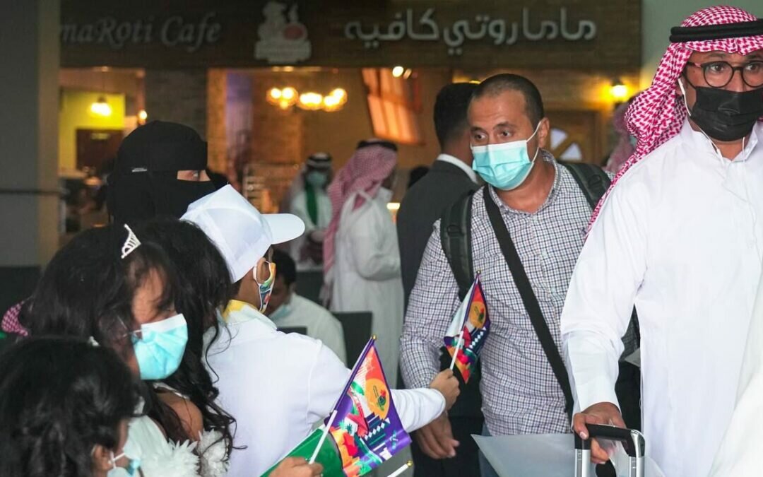 طلاب وطالبات تعليم جازان يستقبلون المسافرين بمطار الملك عبدالله بالورود والأعلام