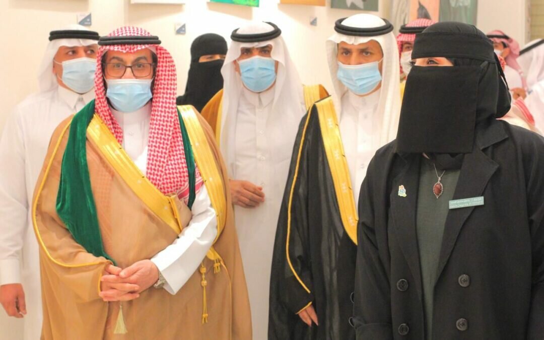 محافظ القريات يفتتح مقر جمعية سر الفن البصري والمعرض المصاحب