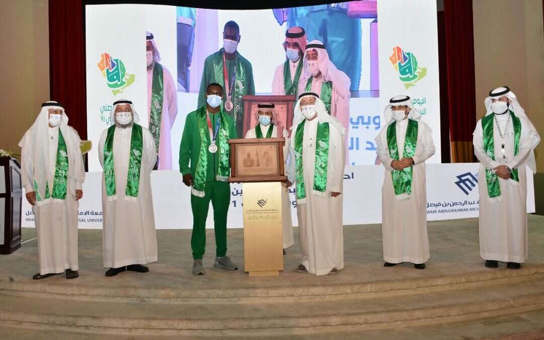 جامعة الإمام عبد الرحمن تحتفي باليوم الوطني بأوبريت وطني ومعرض فني طلابي