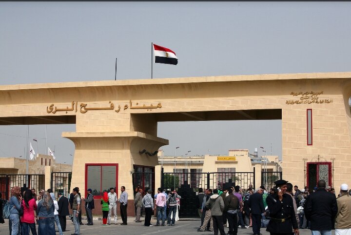مصر تواصل فتح معبر رفح البري لعبور العالقين وإدخال المساعدات