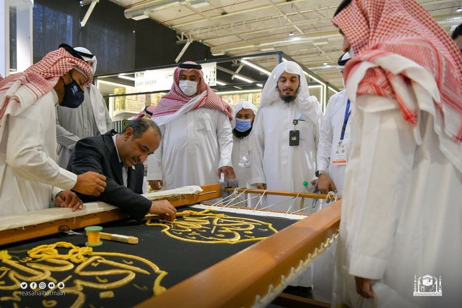 “شؤون الحرمين” تتيح لزوار معرض الكتاب المشاركة في حياكة ثوب الكعبة المشرفة