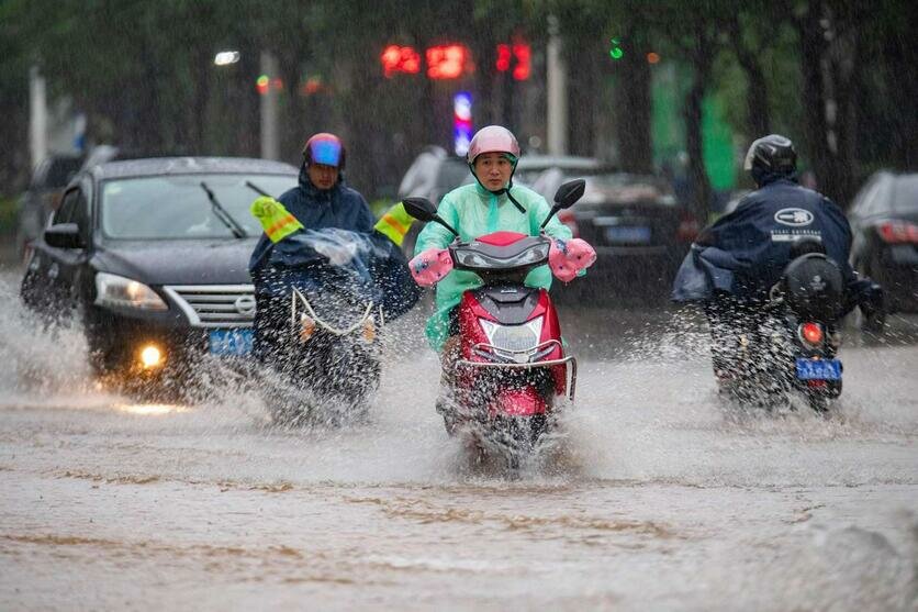 هونج كونج تحذر من العواصف مع اجتياح إعصار ليونروك بحر الصين الجنوبي