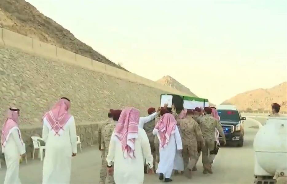 دفن رفات الشهيد عبد الله القرني في مقبرة شهداء الحرم (فيديو)