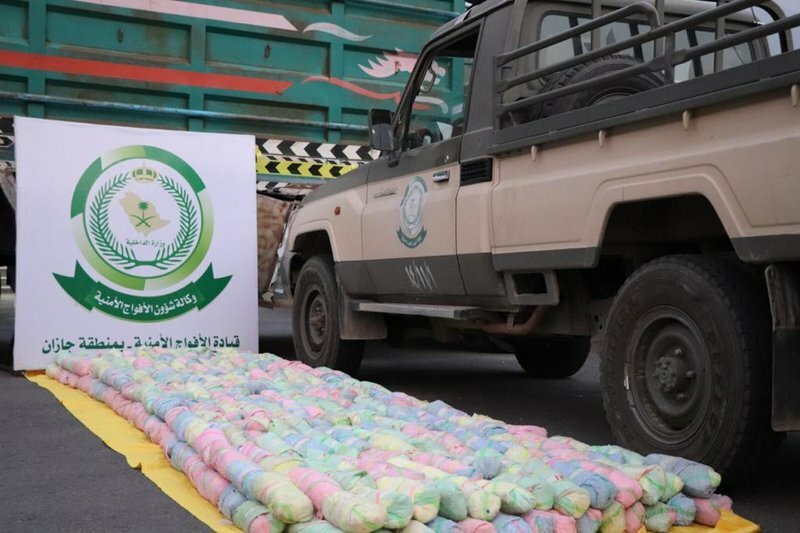 دوريات الأفواج بجازان تحبط محاولة تهريب أكثر من ربع طن من مادة القات المخدرة