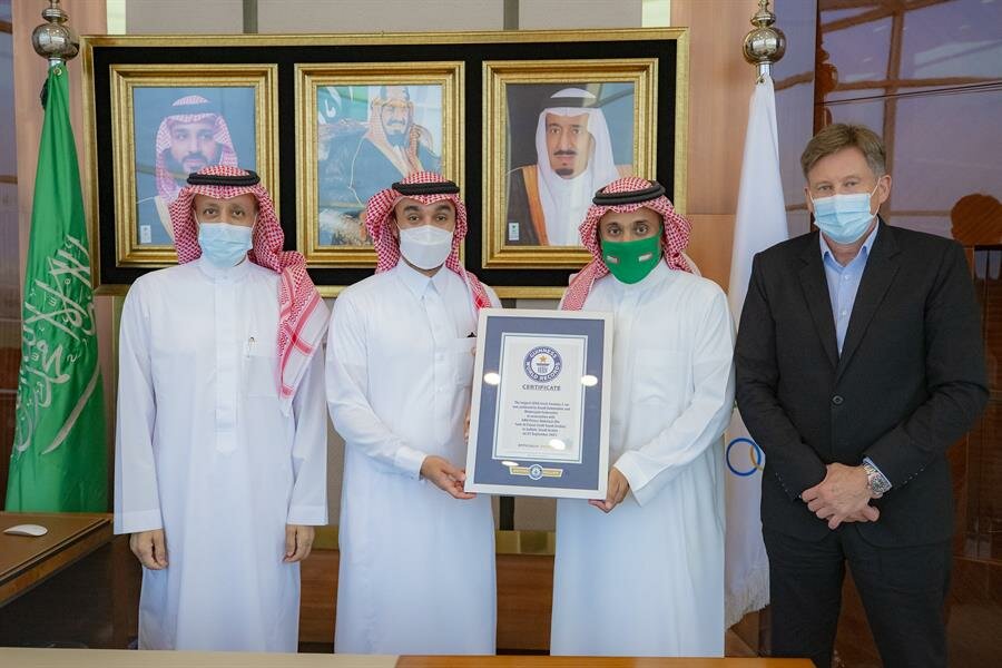 وزير الرياضة يتسلم شهادة “جينيس” بعد تحقيق مجسم “فورمولا 1” الرقم القياسي