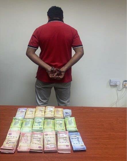 الشرطة تسترد 130 ألف ريال سرقهم مقيم هندي من محطة وقود