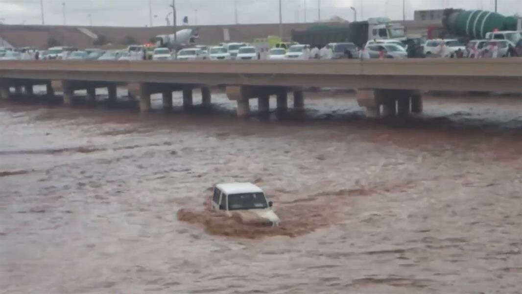 الدفاع المدني يحذر من المغامرة بعبور السيول (فيديو)
