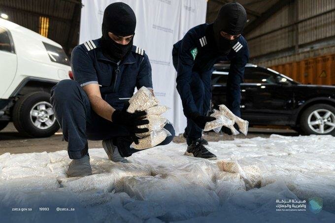 فيديو.. “الجمارك” تحبط تهريب أكثر من 12 مليون حبة “كبتاجون” في إرسالية “كاكاو”