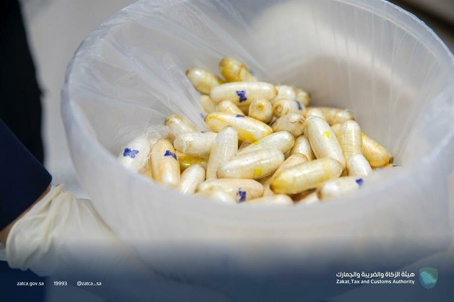 إحباط محاولتي تهريب أكثر من 1.5 كيلوجرام من الكوكايين عُثر عليها مُخبأة في أحشاء مسافريَن