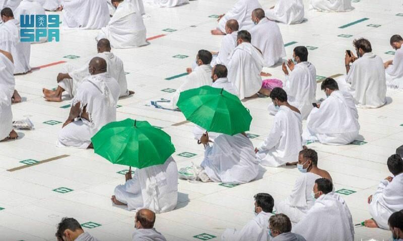 شؤون الحرمين توزيع (5000) مظلة بالمسجد الحرام