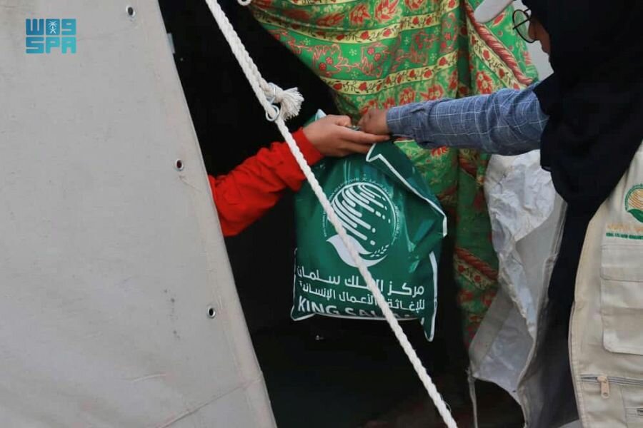 مركز الملك سلمان للإغاثة يواصل تنفيذ مشروع توزيع الملابس للأسر النازحة