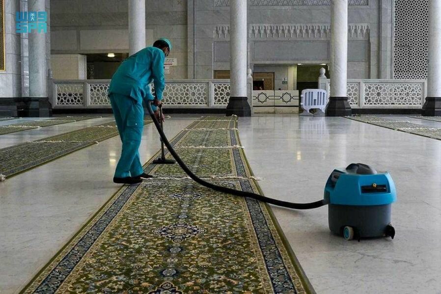 شؤون الحرمين تجند (4000) عامل وعاملة لغسل وتعقيم المسجد الحرام