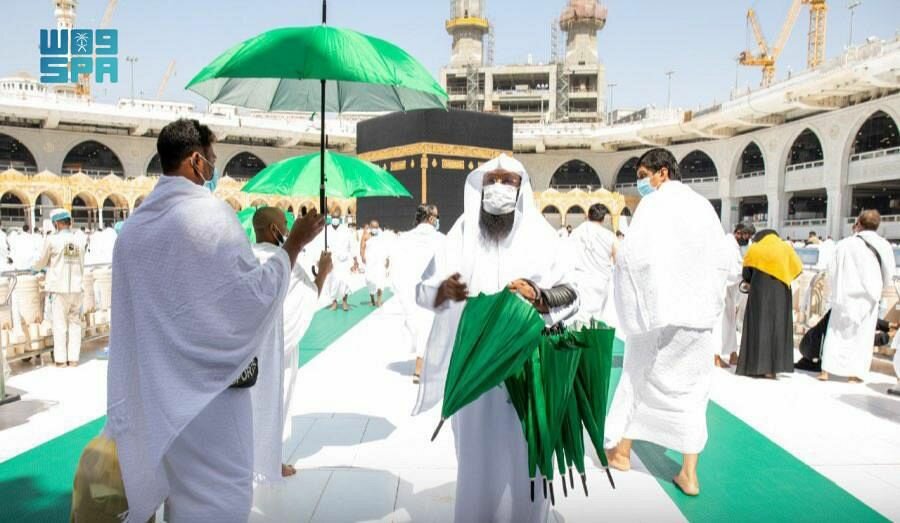 توزيع (١٠٠٠٠) مظلة اليوم الجمعة بالمسجد الحرام