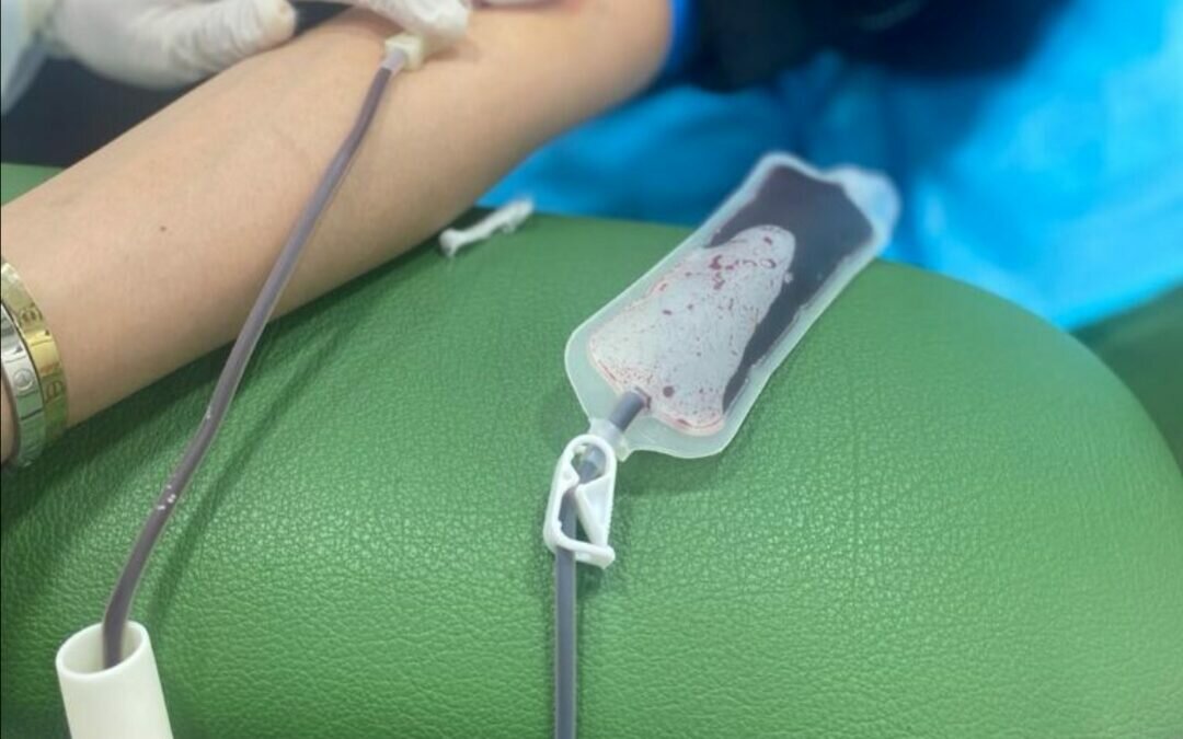 منسوبات وطالبات جامعية صامطة يتبرعن بدمائهن