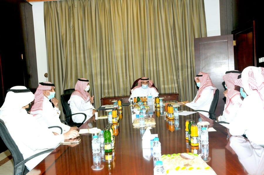 محافظ القريات يرأس لجنة سوق الماشية