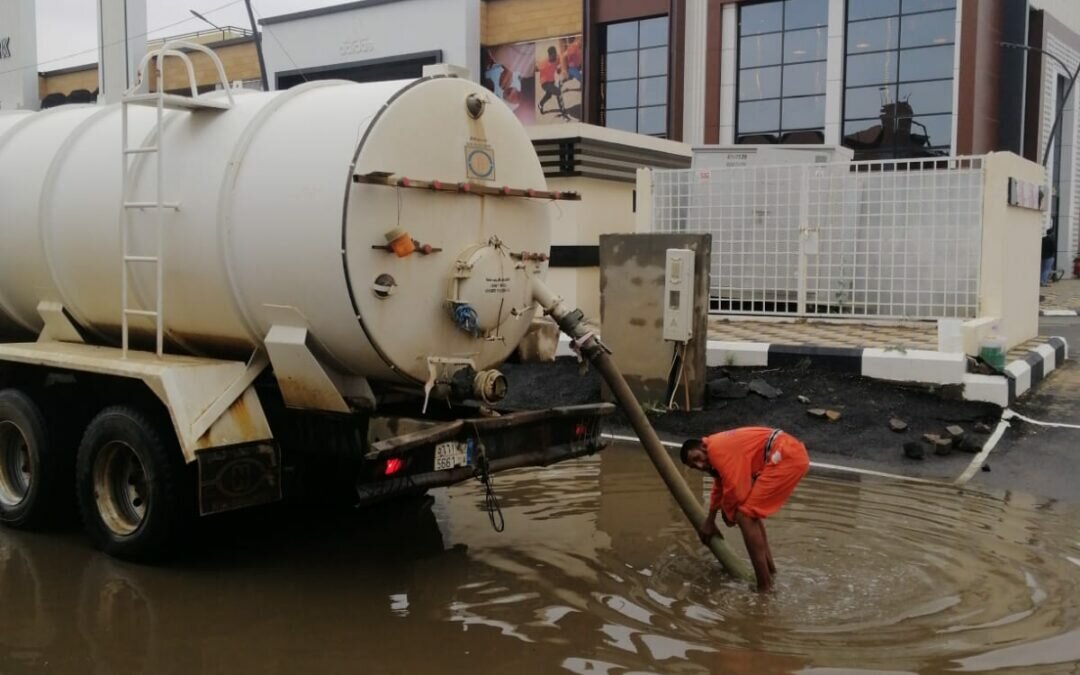 محافظ صامطة يتابع مع الجهات المعنية مواجهة تداعيات الحالة المطرية بالمحافظة