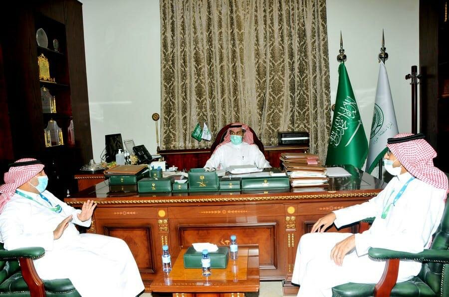 محافظ القريات يلتقي مدير بنك التنميه الجديد