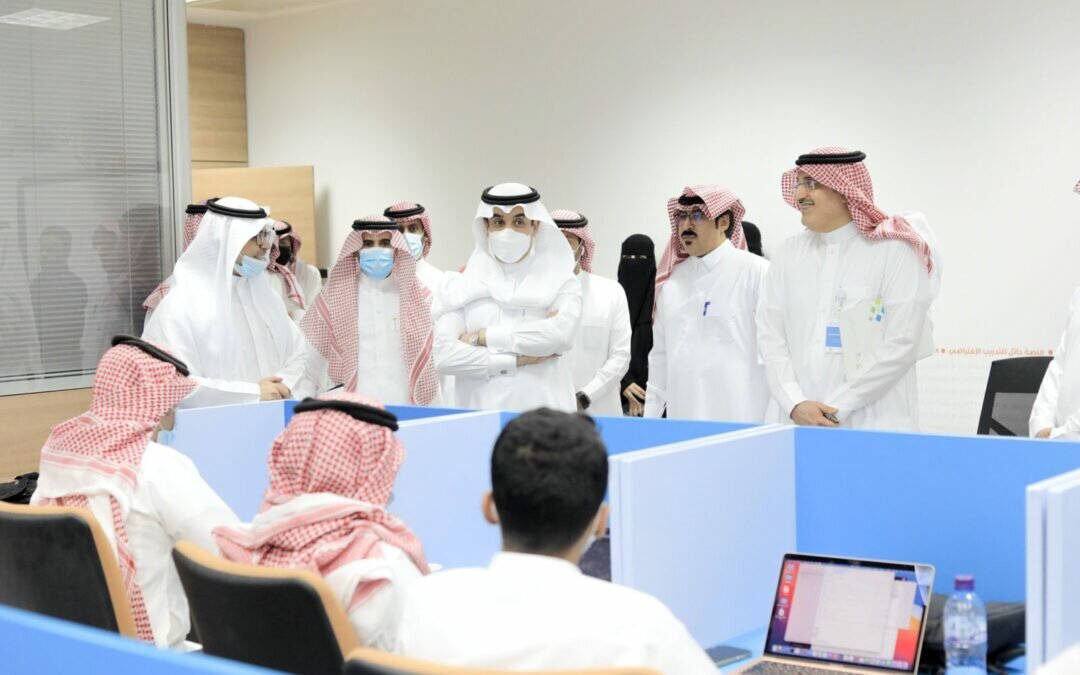 رئيس جامعة حائل يقوم بزيارة معسكر طويق الذي تستضيفه الجامعة