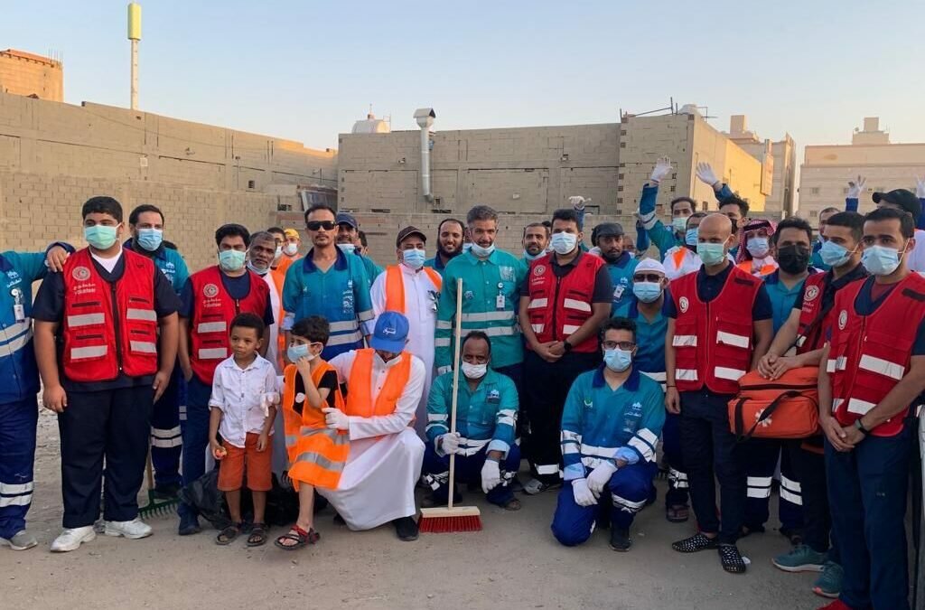 أمانة جدة تنفذ مبادرة تنظيف حي الفضيلة بمشاركة الهلال الأحمر و50 من المتطوعين