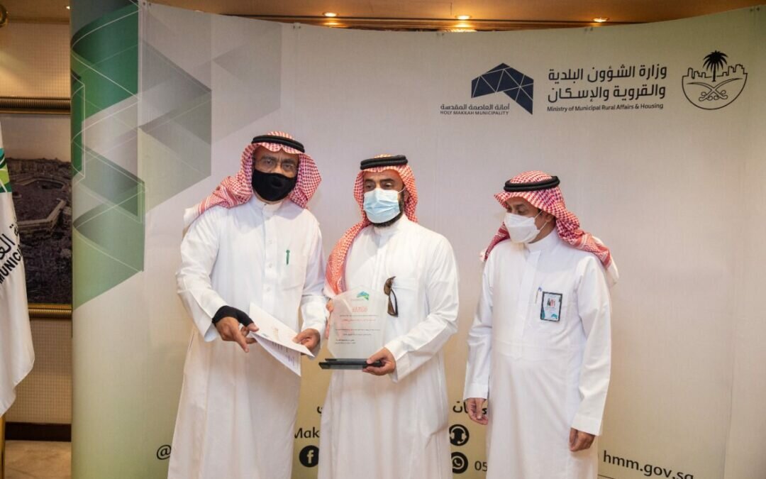 أمين العاصمة المقدسة يناقش التحول الرقمي في منظومة الحج ويكرِّم “المنقولين”