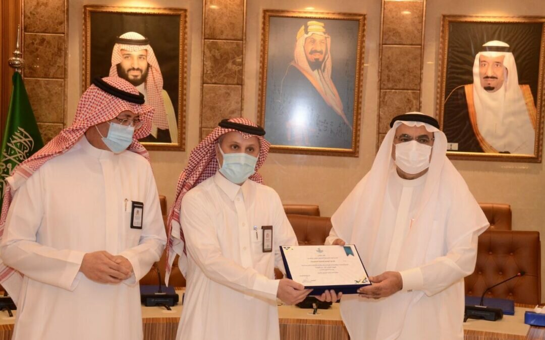 أمين الشرقية يُكرم المشاركين في الملتقى الأول بمناسبة اليوم الدولي للحد من المخاطر