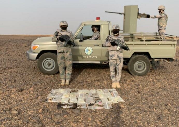 إحباط محاولتي تهريب 161 كيلوجرامًا من الحشيش المخدر و26 طناً من القات