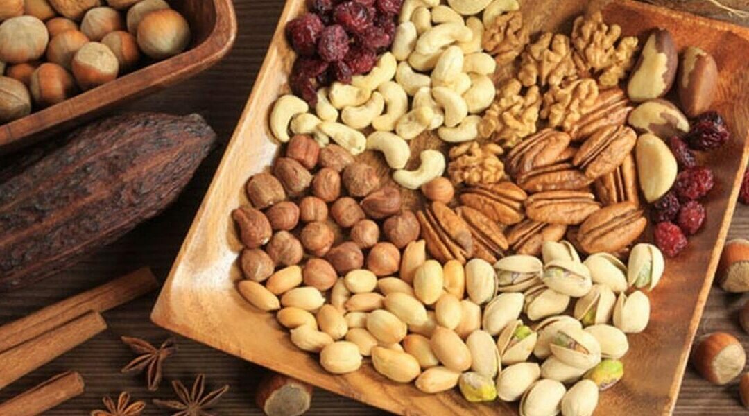 أحدها قد يتسبب في الوفـاة.. 3 أنواع من المكسرات يجب الحذر منها