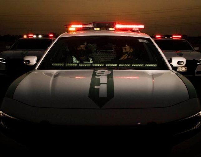 شرطة جازان تقبض على مقيمين انتحلا صفة موظف حكومي وسلبا العمالة الوافدة