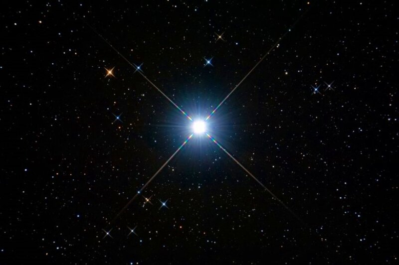 “فلكية جدة”: نجم يومض باللونين الأخضر والأحمر يزين السماء الليلة