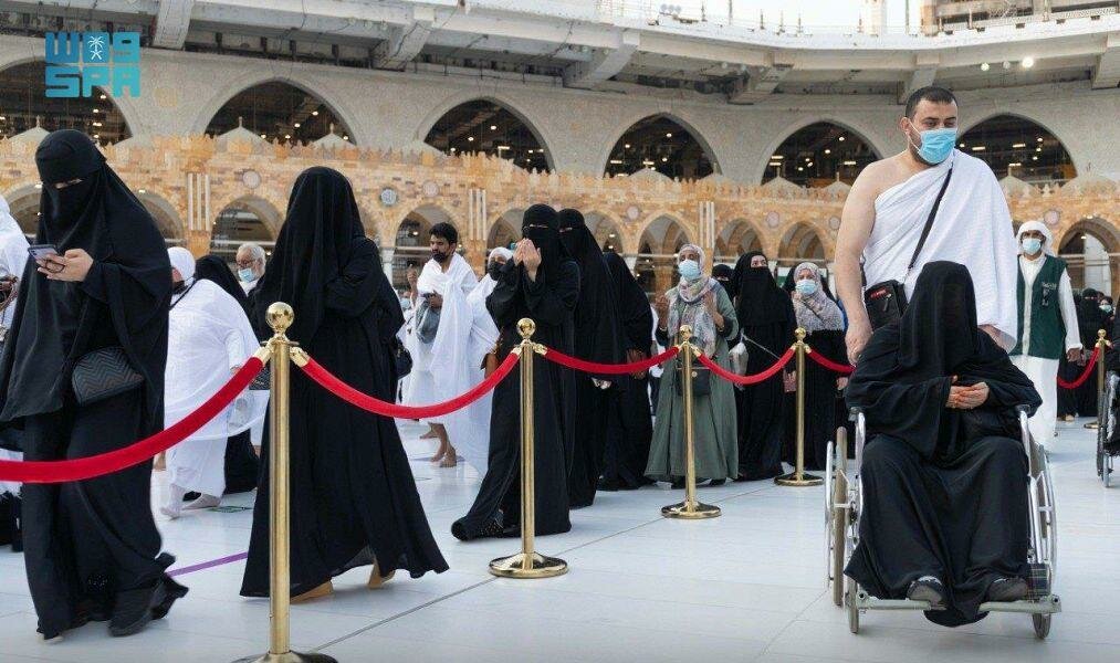 “شؤون الحرمين” تفصل مسار كبار السن وذوي الإعاقة عن باقي المسارات المخصصة للطواف