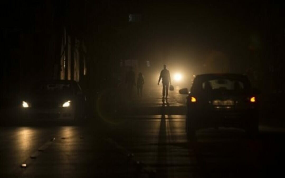 250 ألف منزل بفرنسا في ظلام دامس .. ما الأمر