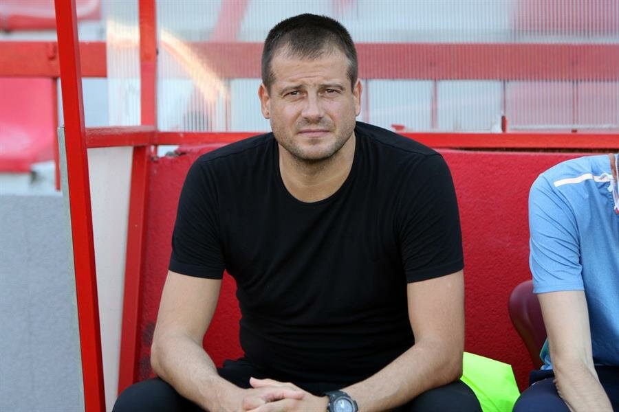 رسميًا.. “الباطن” يُقيل مدربه الصربي نيناد لالاتوفيتش