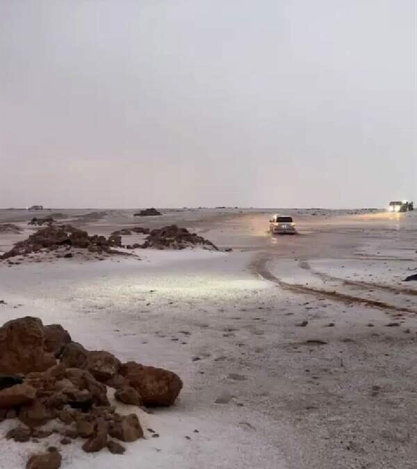 شاهد.. أمطار غزيرة مصحوبة بزخات البرد على محافظة طريف