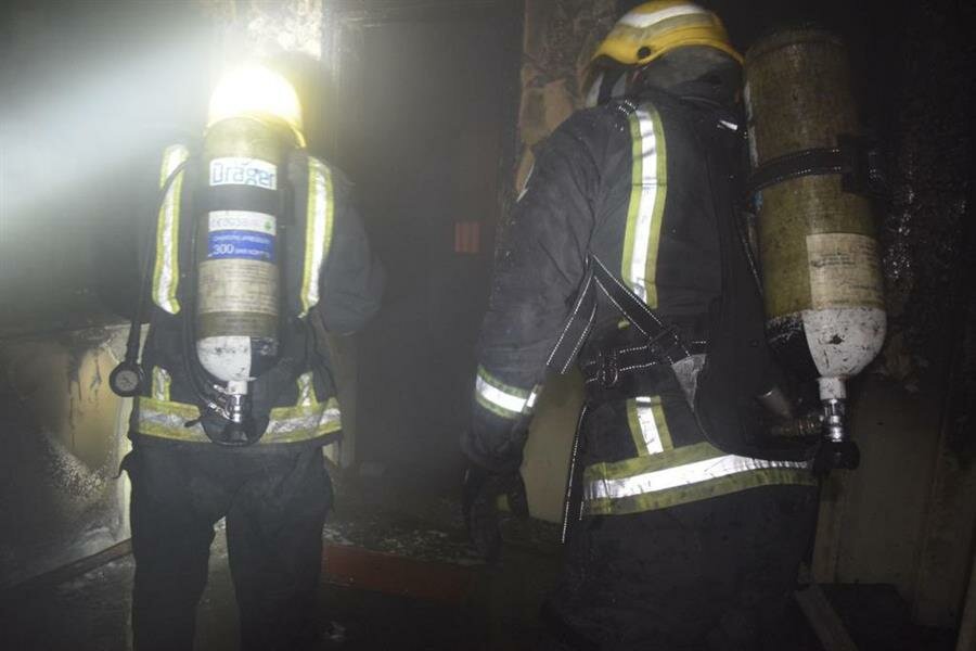 “مدني جدة” ينقذ 3 أطفال احتجزوا داخل شقة سكنية نشب بها حريق