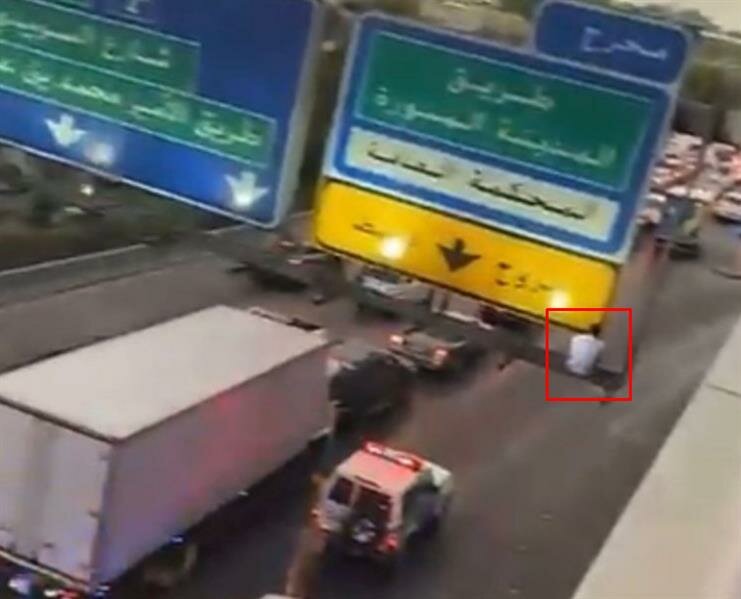 “الدفاع المدني” ينقذ شخصًا عالقًا بإحدى اللوحات الإرشادية بالرياض