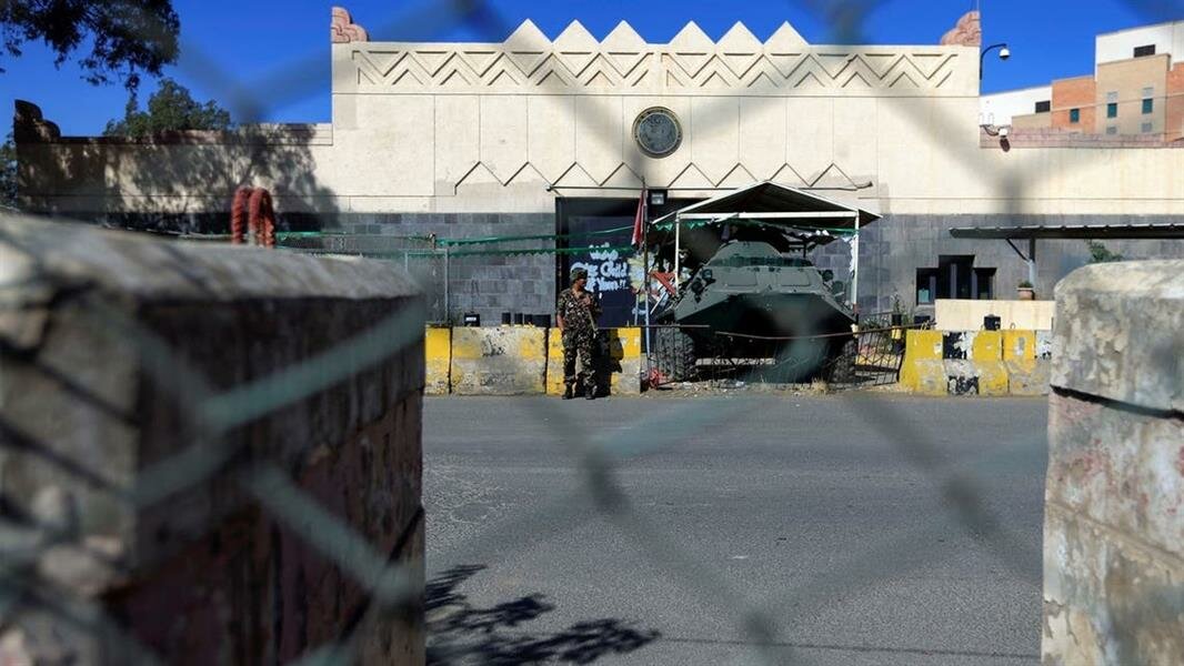 صنعاء.. ميليشيا الحـوثي تختطف 3 موظفين إضافيين بسفارة أميركا