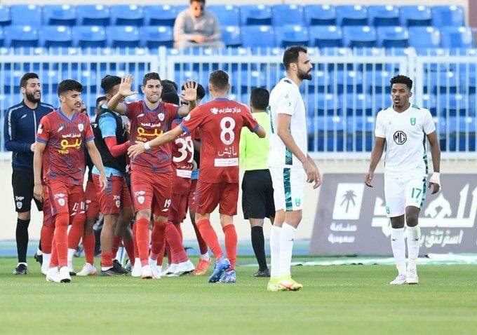 بـ 10 لاعبين.. الأهلي يسقط أمام أبها بثنائية في الدوري