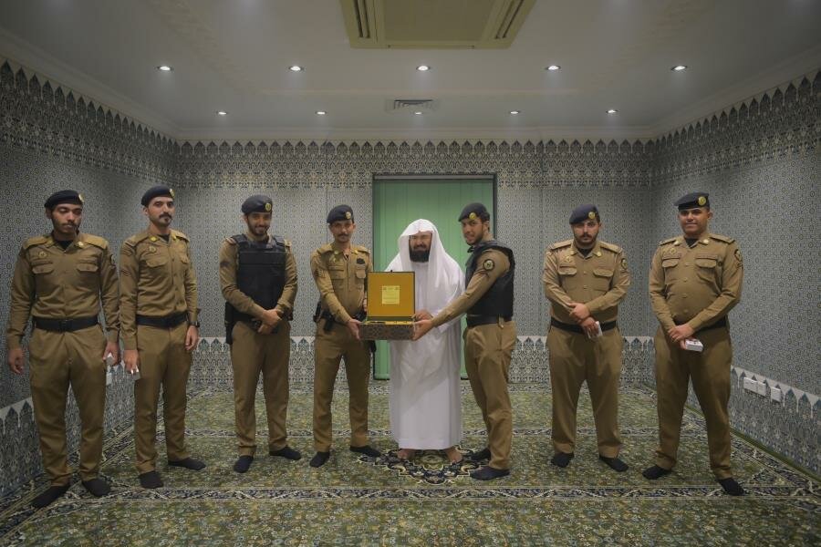 تقديراً لجهودهم.. “السديس” يُكرم رجال أمن المسجد النبوي