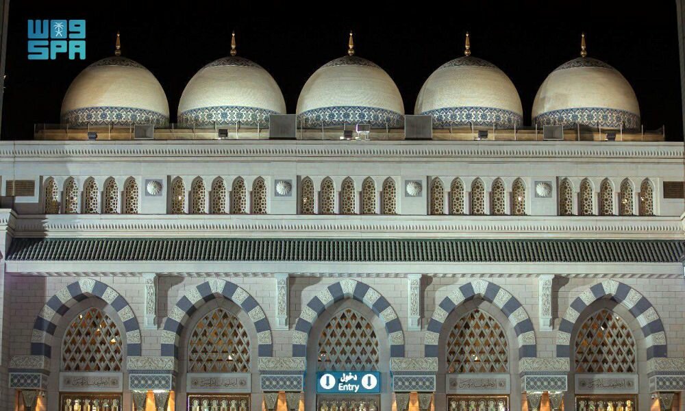 شاشات إلكترونية بعدة لغات لتسهيل وصول قاصدي المسجد النبوي