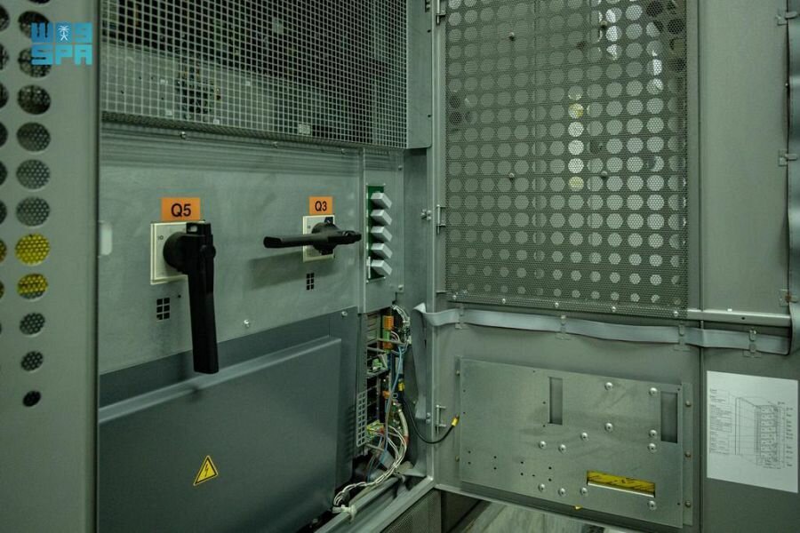 تركيب نظام التيار غير المنقطع (UPS) لتغذية الأحمال الهامة بالمسجد الحرام