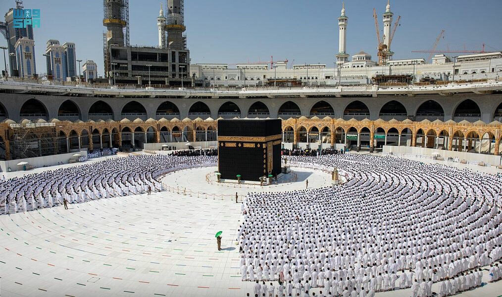 (1300) موظف وموظفة لإدارة عمليات الحشود والتفويج والأمن والسلامة بالمسجد الحرام