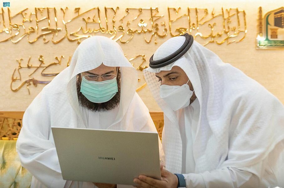 السديس يدشن المعرض الثقافي “رسالة للعالمين”