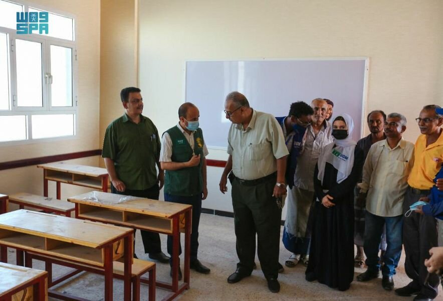 مركز الملك سلمان للإغاثة يفتتح فصولاً تعزيزية بمدرسة بئر فضل بعدن