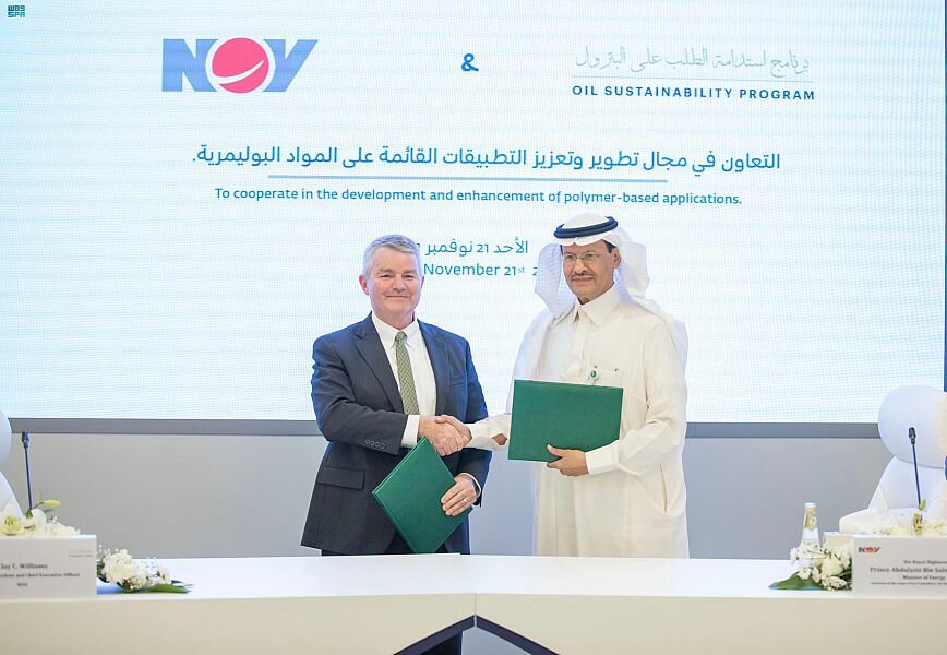 وزير الطاقة يوقع مذكرة تفاهم لتطوير وتطبيق المواد القائمة على البوليمر