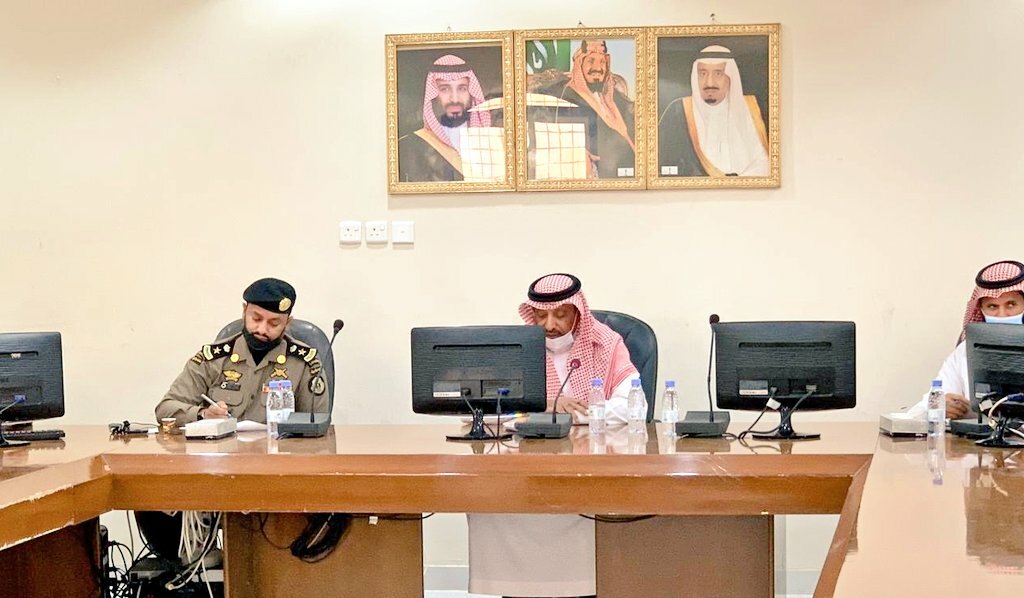 محافظ صامطة يبحث تحسين وضع التقاطعات الخطرة